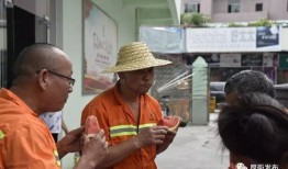 环卫工人吃瓜,共享瓜果乐