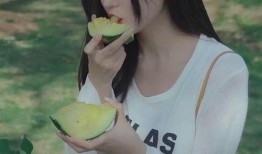 美女吃瓜容易栽瓜难,栽瓜难题笑谈间