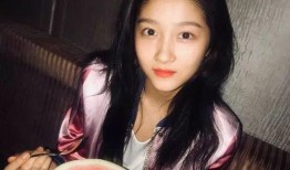 姐弟吃瓜拍照说说,镜头下捕捉温馨瞬间