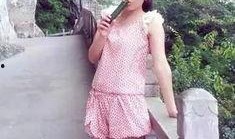 甜妹吃瓜拍照图片,甜蜜瞬间定格