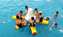 吃瓜游泳,吃瓜游泳两不误，畅享清凉夏日时光