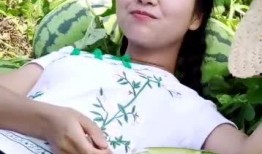 农村吃瓜女子是谁,她背后的故事与启示