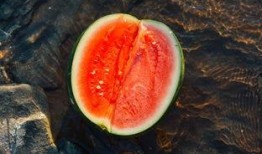 山鬼吃瓜,探寻神秘山野间的奇幻传说