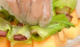 李子峰吃哈密瓜,李子峰畅享哈密瓜美味时光