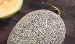 和朋友吃哈密瓜,与好友共享甜蜜时光