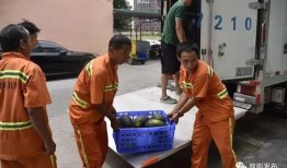 环卫工人吃瓜,共享瓜果乐