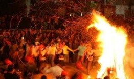 火把节吃瓜,瓜果飘香，共享欢乐时光