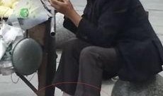 大爷在路边吃瓜,见证城市生活变迁