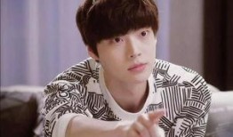 侯明昊切错吃瓜,意外引发网友热议