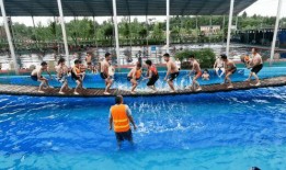 吃瓜游泳,吃瓜游泳两不误，畅享清凉夏日时光