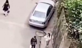 男子阳台吃瓜被误会,男子阳台吃瓜引发邻里误会