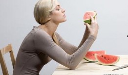 美女吃瓜呕吐图片,瓜果安全引关注