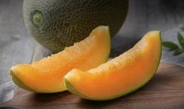 和朋友吃哈密瓜,与好友共享甜蜜时光