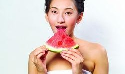 美女吃瓜呕吐图片,瓜果安全引关注